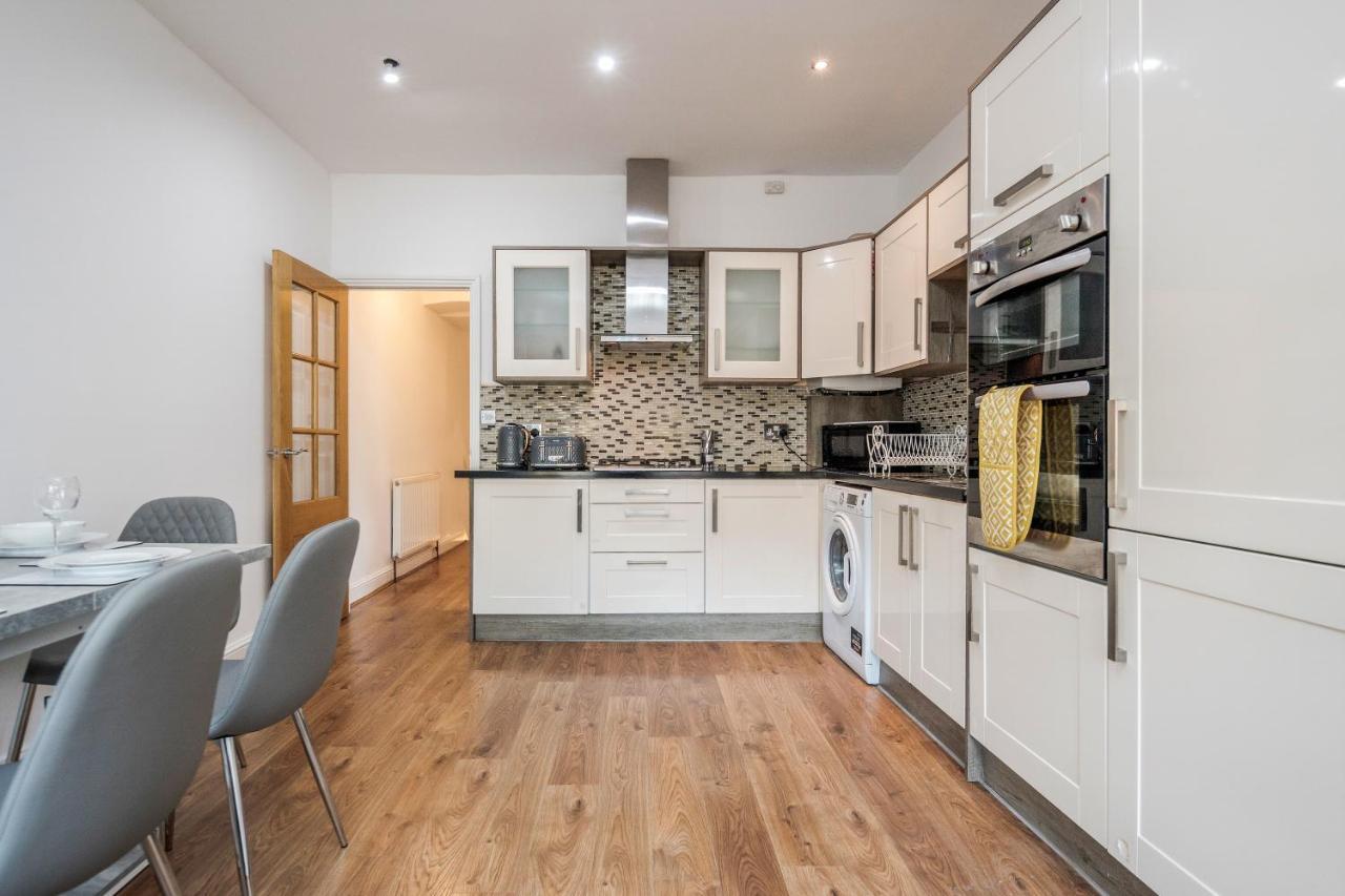 Entire Lovely Family Home With Parking, Wifi, Netflix, Self Check-In London Exterior foto